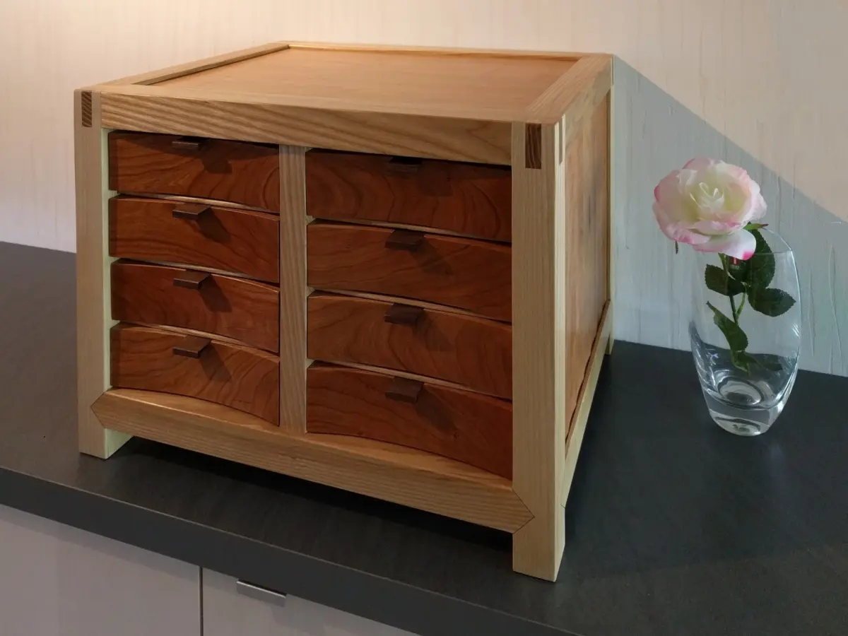 ladenkastje van kersen en essen.